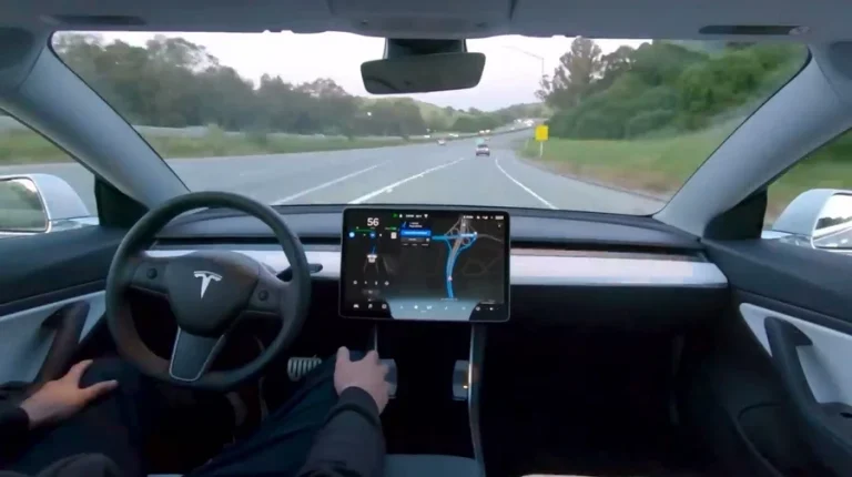 Менеджер Tesla заявив, що FSD перетворював авто на "рухому загрозу", після чого його звільнили