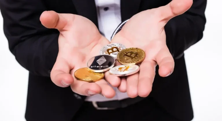 Біткоїн vs Ethereum: хто переміг у липневій ETF-битві