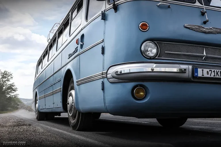 Десятки раритетних автобусів Ikarus зібрали в одному місці (ФОТО)